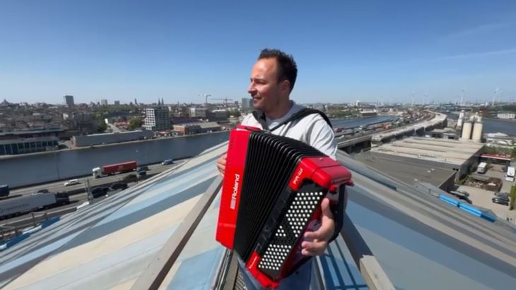 Zanger-accordeonist Johan Veugelers schrijft geschiedenis op het dak van het Sportpaleis