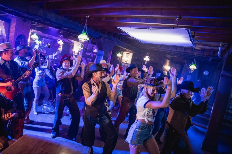 Cowboys & Cowgirls tijdens spotopnames van Wild Wild West-editie van Het Schlagerfestival